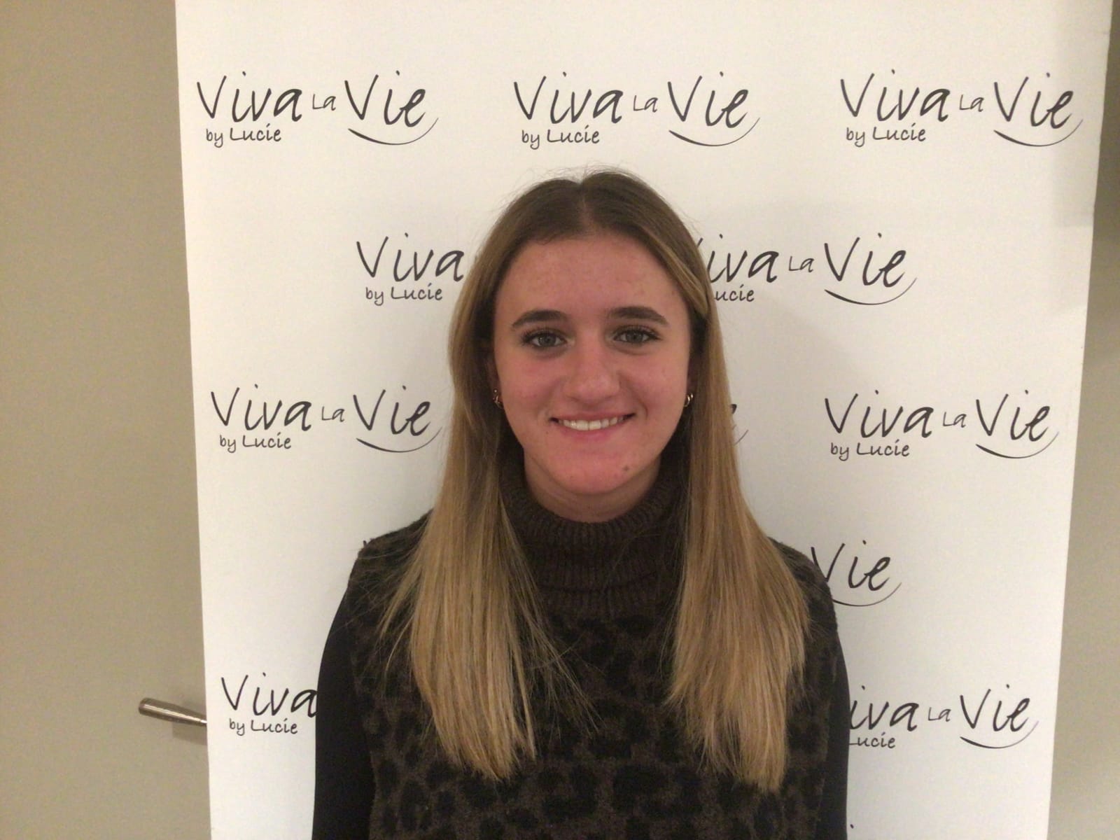 Cliente du salon devant le mur Viva La Vie
