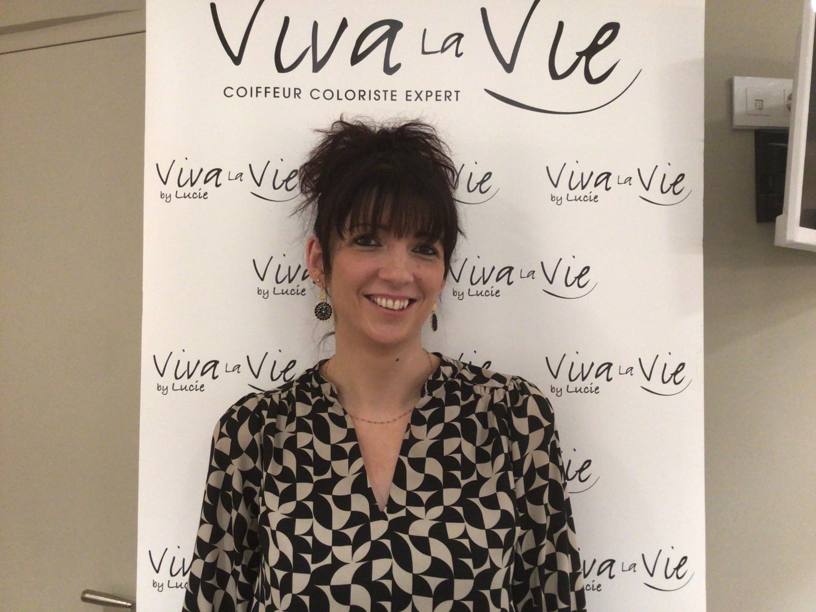 Cliente souriante après sa coupe et sa couleur